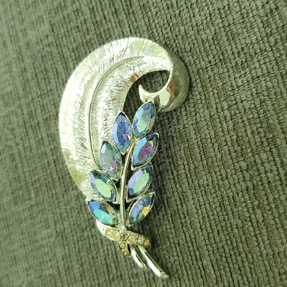 š„50% saleš„Vintage silver and crystal feather brooch #1450